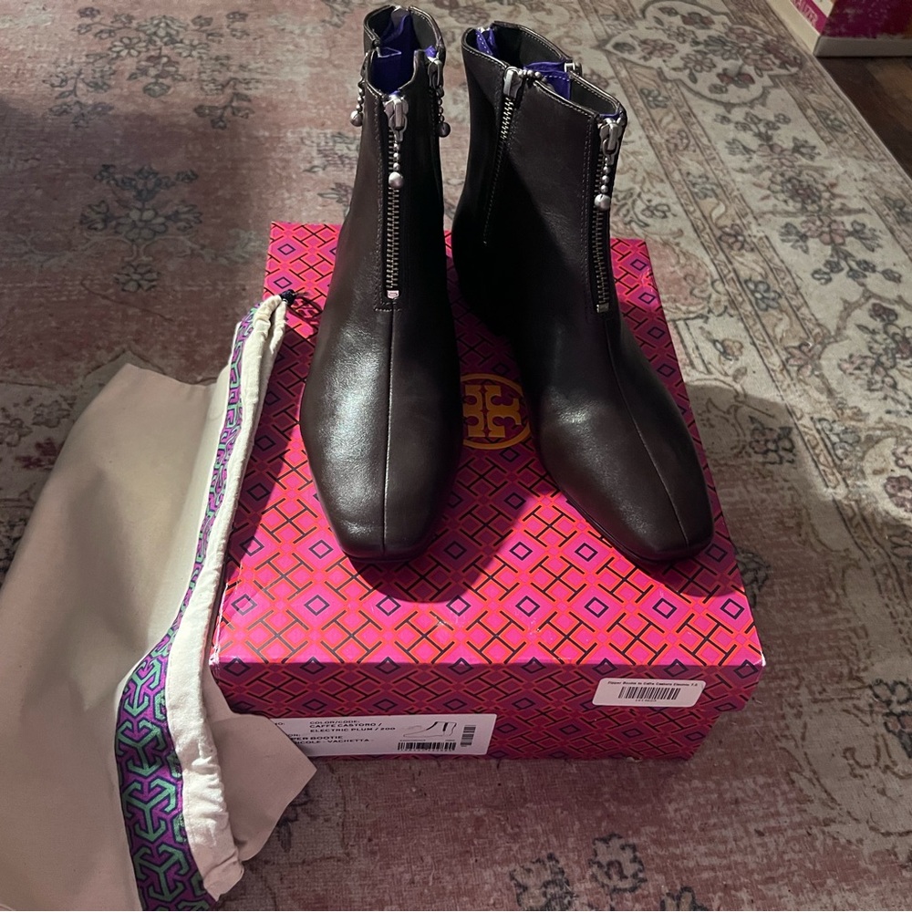 NWT, Tory Burch, 10mm Vacheta Nichole leather zipper bootie size 7.5